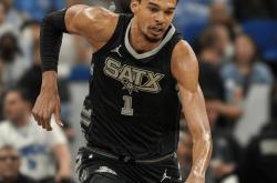 1xBit体育平台-灰熊负于马刺，连续两连败的简单介绍