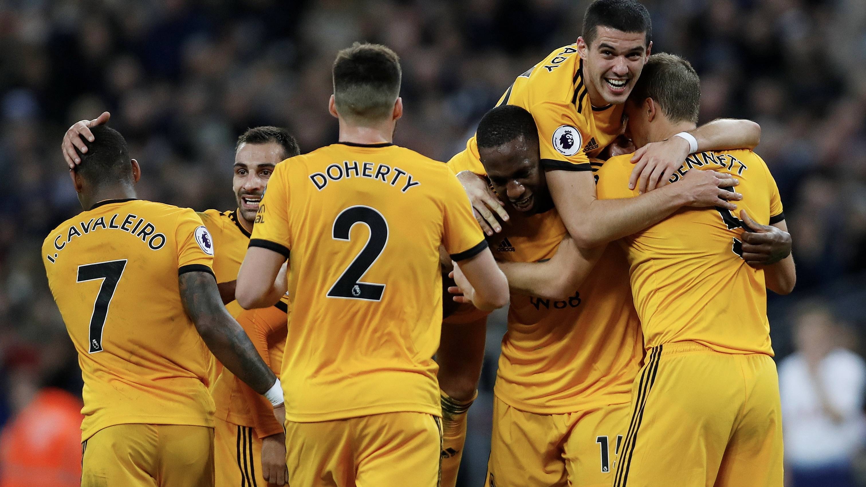 足球运动员精彩表现，带领球队取得胜利