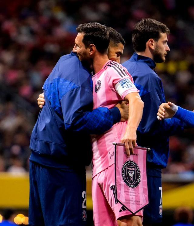 足球赛场上一场激烈对决,实力悬殊引发热议的简单介绍 足球赛场上一场激烈对决,实力悬殊引发热议的简单介绍