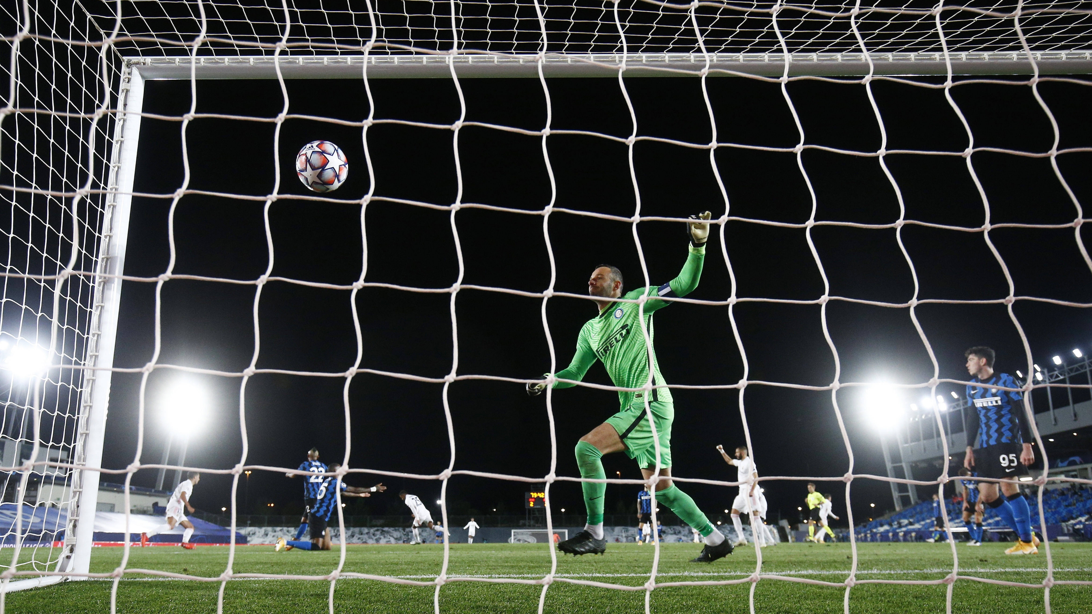 AC米兰逆袭跻身前列,欧冠比赛风云突变 AC米兰逆袭跻身前列,欧冠比赛风云突变