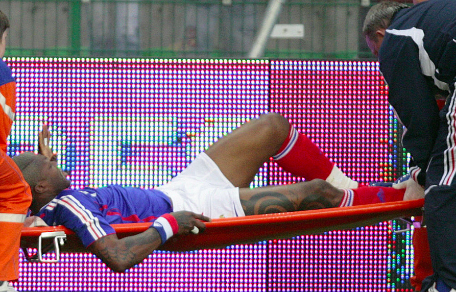 关于欧预赛比赛中球员遭遇重伤,退出赛季的信息 关于欧预赛比赛中球员遭遇重伤,退出赛季的信息