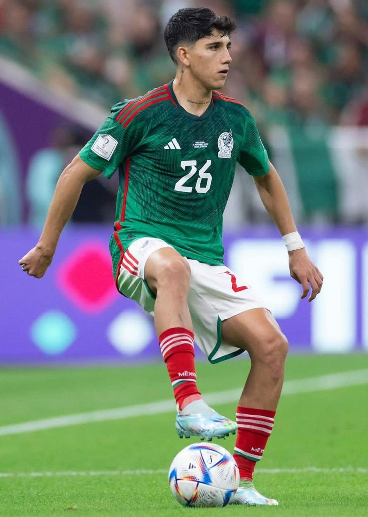 拉姆塞在欧冠比赛中表现出色，被球迷誉为中场核心的简单介绍