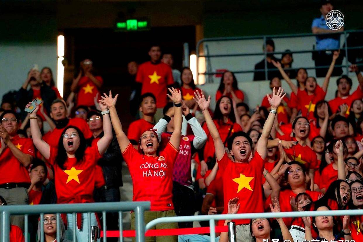 球迷赛场上疯狂挥舞国旗为偶像加油助威