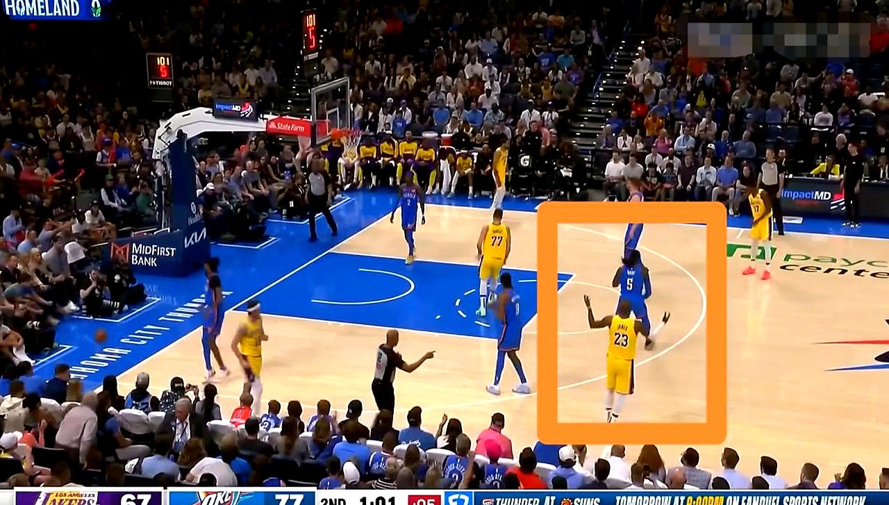 篮球比赛场面紧张，球队与对手激战