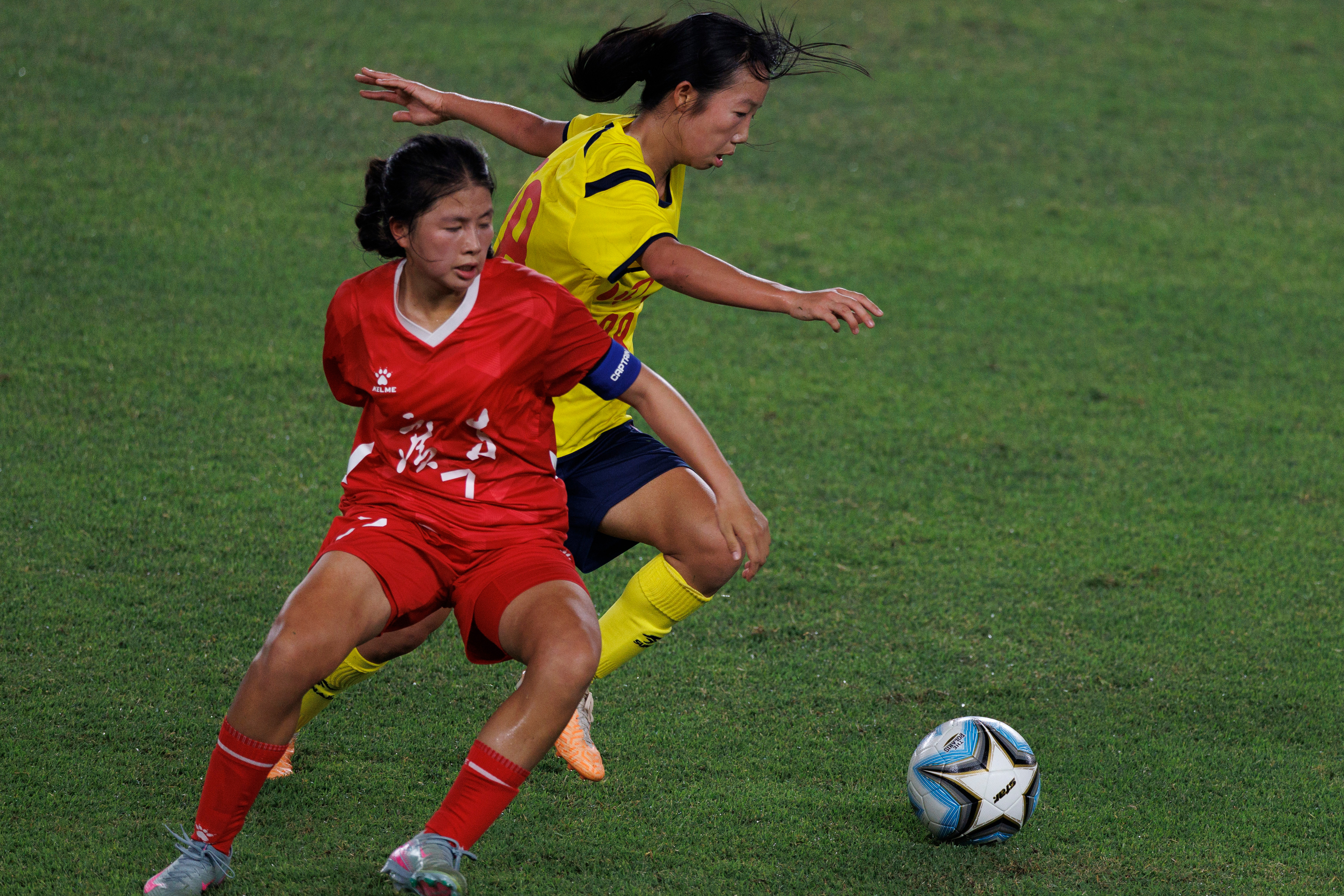 国际女足比赛中，各国队员展现出色技术和团队合作的简单介绍