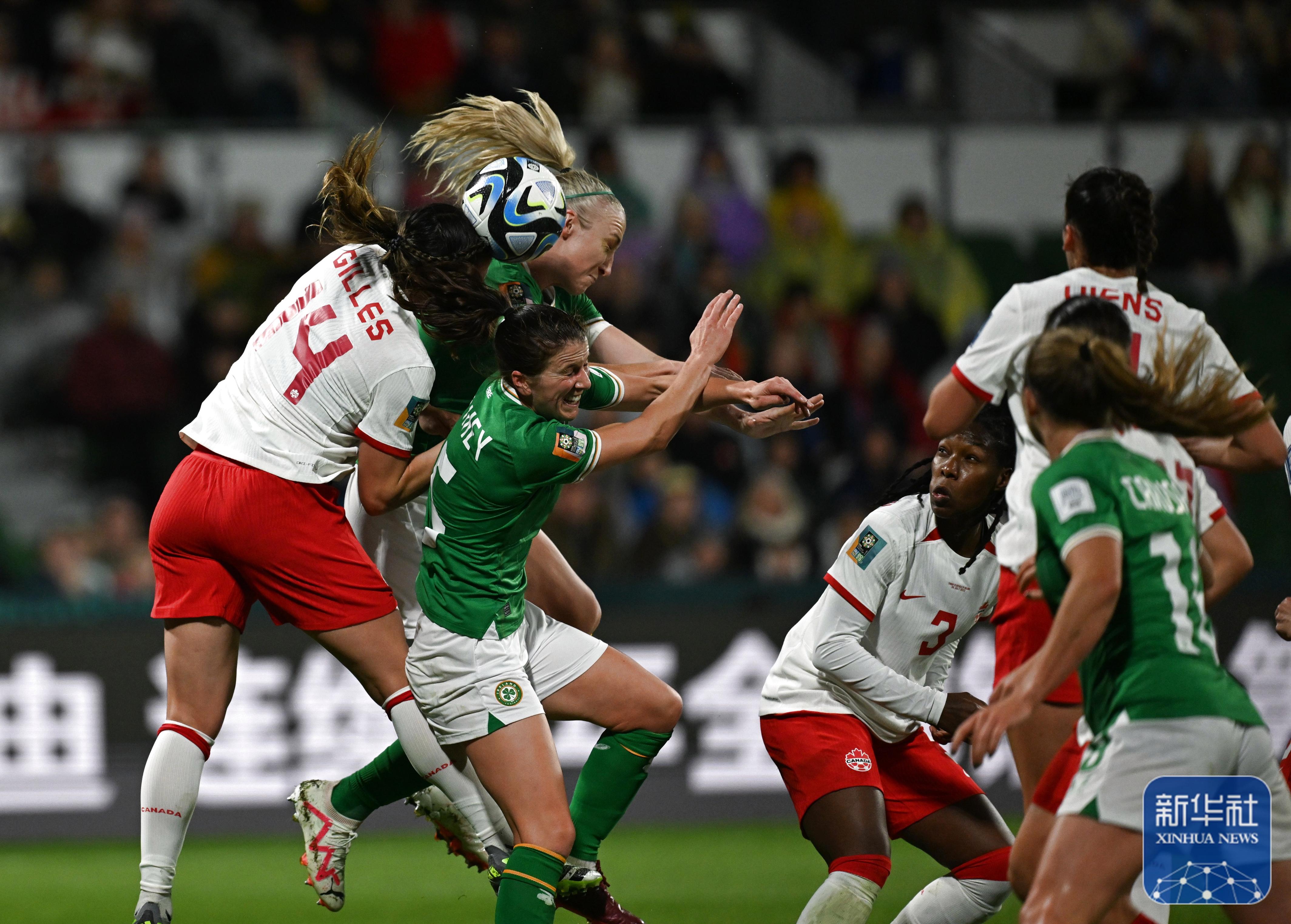 国际女足比赛中，各国队员展现出色技术和团队合作的简单介绍