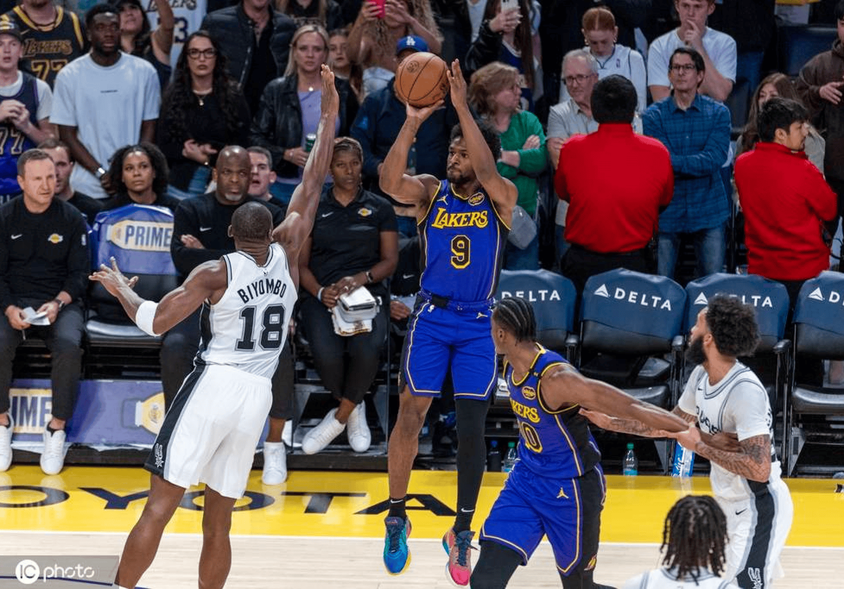 湖人主场逆转马刺，完成惊险复仇