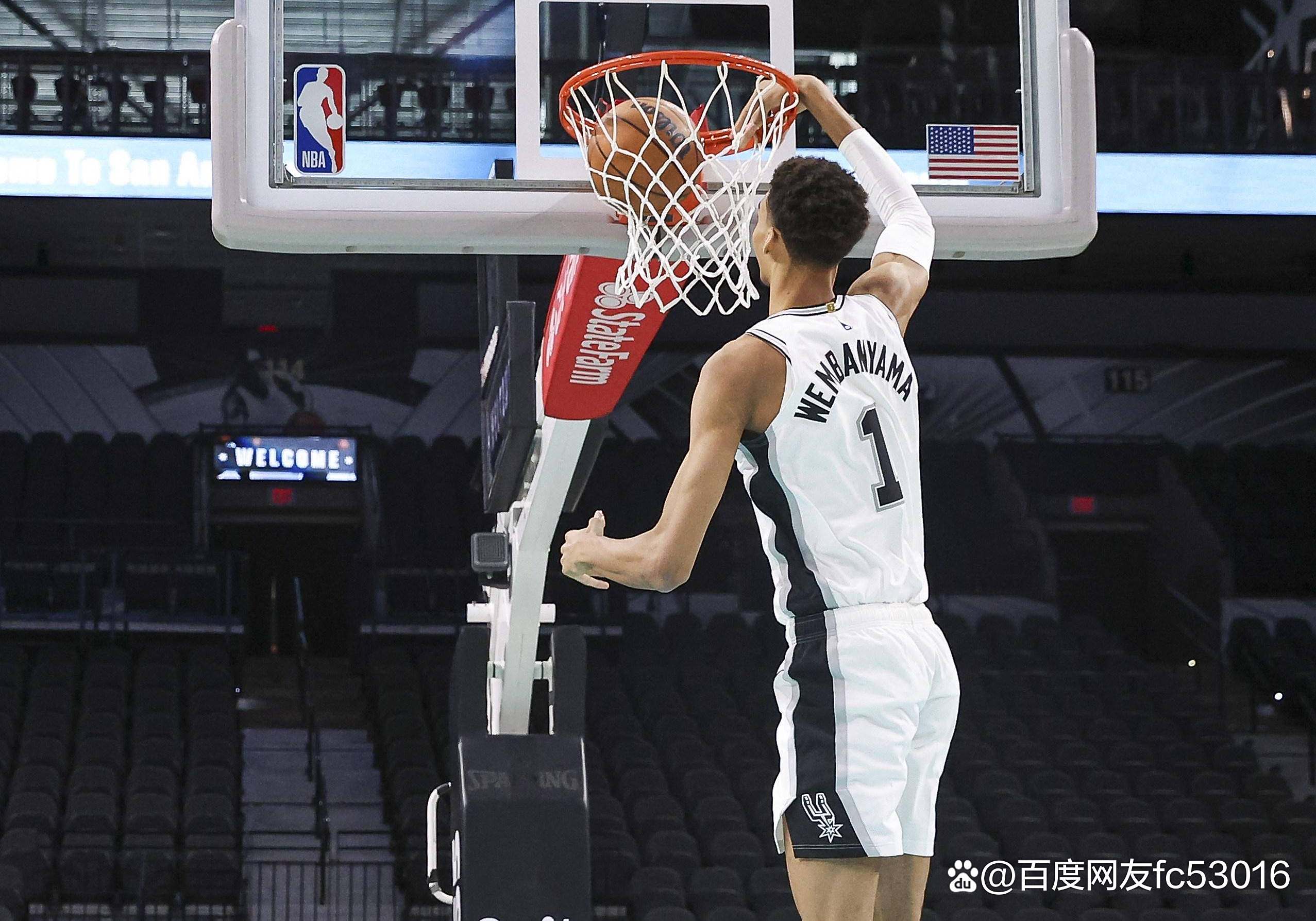 湖人主场逆转马刺，完成惊险复仇